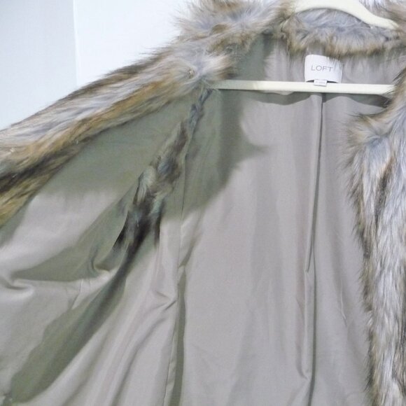 LOFT FAUX FUR VEST SIZE MEDIUM - Picture 3 of 4